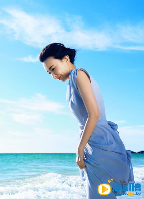 2015.7.21演员刘威葳最新海边浪漫写真，刘威葳化身蓝色精灵，在海天一色间演绎花样风情。
