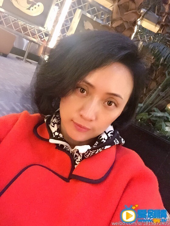 许亚军老婆张澍照片 许亚军和妻子张澍是第四段婚姻，两人因拍戏时相识，许亚军比张澍大12岁，两人因高尔夫而结缘