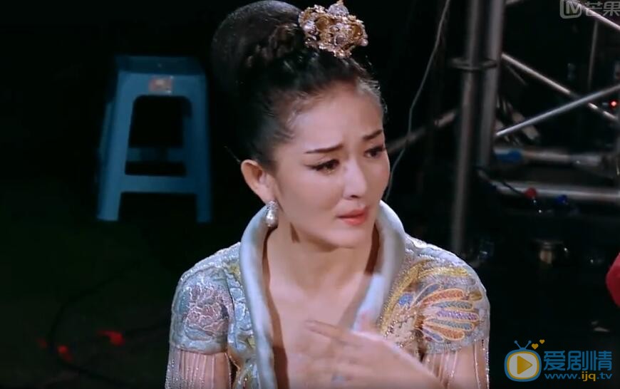 我们来了赵雅芝唯美走秀谢娜为什么会哭？