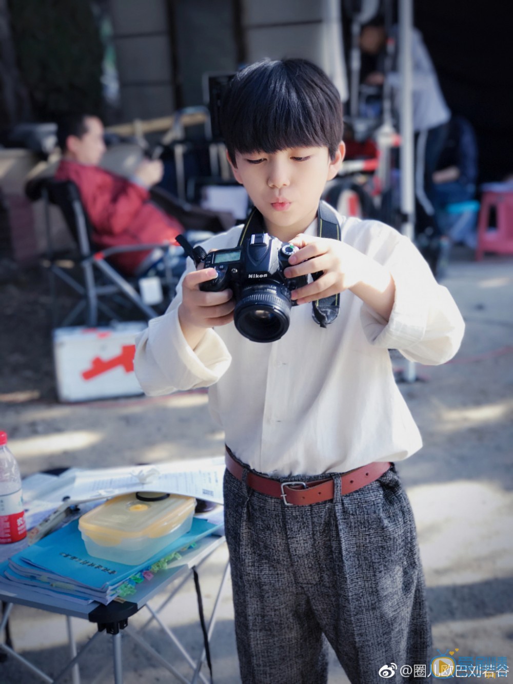 刘若谷帅气街拍照 刘若谷高清写真_刘若谷高清剧照